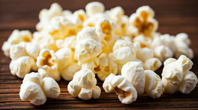 Popcorn di mais e altri cereali gustosi