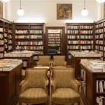 Interno di una libreria specializzata di quartiere.