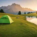 Tenda vicino a un lago in campeggio libero