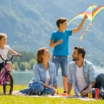 Immagine di vacanze con bambini di genitori con figli sul lago