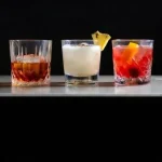 Tre bicchieri di cocktail diversi su un bancone