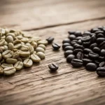 Chicchi di caffè naturali e tostati su un tavolo in legno