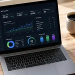 Un pc portatile su una scrivania con sullo schermo una piattaforma di seo tools con dati e grafici sul sito