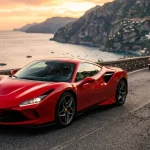 Due famose auto italiane su una strada sul mare