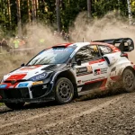 Auto da rally impegnata in una gara su sterrato