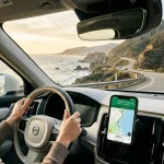 Immagine di viaggi in auto con una persona al volante su una strada che costeggia il mare