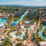 Veduta aerea di un acquapark con scivoli ed altre attrazioni