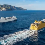 Due traghetti in navigazione con sulla sfondo una costa