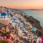 Una vista panoramica di vacanze in Grecia, di un tradizionale villaggio di un'isola al tramonto.