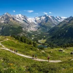 Una rappresentazione di panorama tipico di montagna per delle Vacanze in Lombardia con un sentiero escursionistico