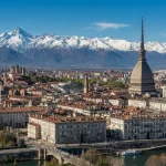 Una rappresentazione delle possibilità di vacanze in Piemonte tra una visita a Torino e le attività sulla montagne ai suoi piedi