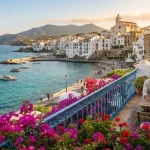 Rappresentazione di una tipica cittadina sulla costa per delle vacanze in Spagna al mare