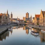 Una fotografia di viaggio in Belgio dei canali storici Graslei e Korenlei a Gand.