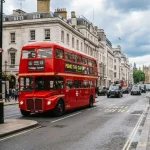Uno scorcio iconico di Londra con un autobus rosso e una cabina telefonica, che riassume l'atmosfera unica di un viaggio in Inghilterra.
