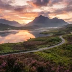 Un paesaggio cinematografico di un viaggio in Scozia, che cattura le Highlands al tramonto.
