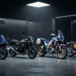 Quattro diverse moto giapponesi in un garage moderno e minimalista, illuminate da luci al neon e faretti.