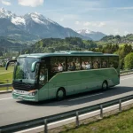 Un moderno pullman in autostrada con passeggeri che si rilassano potendo viaggiare in autobus ammirando il paesaggio alpino.