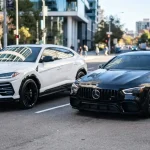 Due automobili di lusso con colore auto alla moda in una strada di una città moderna