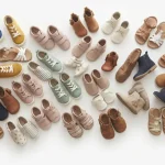 Scarpe per bambini di diversi modelli e colori su sfondo bianco