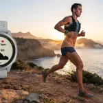 Rappresentazione di utilizzo di orologi per lo sport: atleta corre lungo una spiaggia con primo piano di sportwatch che mostra battito cardiaco e percorso