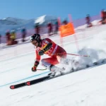 Una azione dinamica di sci alpino con un discesista impegnato in un veloce passaggio della porta