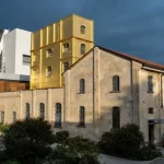La Haunted House uno degli edifici più riconoscibili della Fondazione Prada la cui superficie esterna è stata rivestita con foglia d'oro.