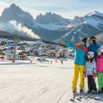 Famiglia in settimana bianca sulle piste delle dolomiti
