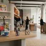 Un concept store di lusso che fonde arte e consumo tra borsa con una stampa artistica, statuette e collezioni in stile designer toy.