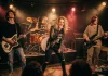 Esibizione di gruppi rock italiani in un contest con musicisti che suonano su un piccolo palco.