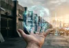 Immagine concettuale sulla libertà di espressione online raffigurante una sfera di dati olografica fluttuante su una mano.