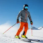 Scena realistica in alta montagna: sciatore su pista innevata con attrezzatura da sci