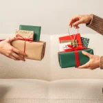 Persone che si scambiano regali di Natale