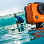 Action cam in uso durante una sessione di surf estremo