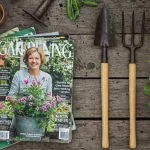 Riviste di giardinaggio con attrezzi per il giardino