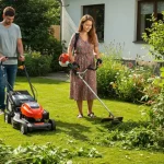 Coppia che sistema il giardino di casa con tagliaerba e decespugliatore