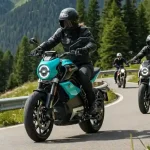 Moto elettriche su una strada di montagna