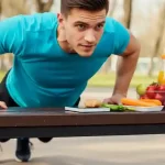 Ragazzo che fa esercizi per tornare in forma