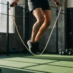 Ragazzo che sta per saltare la corda in una palestra