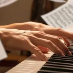 Immagine che rappresenta le mani di un pianista alle prese con l'armonia musicale