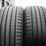 Primo piano di gomme auto con battistrada consumato e nuovo