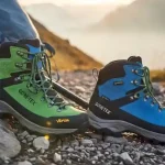 Scarpe da trekking su un sentiero di montagna