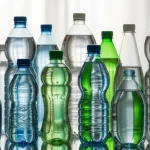 Bottiglie colorate di acqua minerale su un tavolo