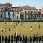 Immagine di un campo da calcio giovanile in una periferia urbana italiana.