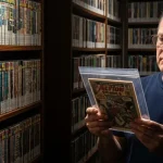 Persona che ama collezionare fumetti con un albo tra le mani