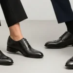 Una donna e un uomo che indossano scarpe da ufficio nere
