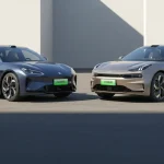 Automobili cinesi moderne elettriche di design in uno scenario urbano minimalista