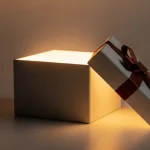 Scatola regalo aperta, con luce calda che fuoriesce, che rappresenta idee di cosa regalare a chi non vuole niente