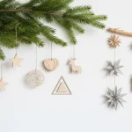 Natale sostenibile minimalista con decorazioni naturali in legno e carta riciclata