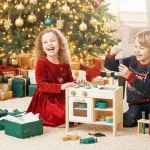 Scena di gioco sotto l'albero con regali di Natale per bambini
