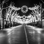 Luci di Natale in una strada vuota